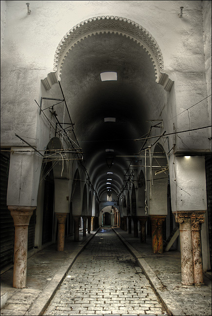 Rue sombre de la Mdina de Tunis